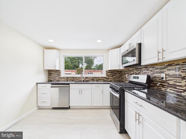 Building Photo - 2033 Valleyview Dr