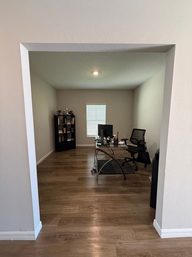 Building Photo - For Rent – Spacious 5-Bedroom Home in Lithia