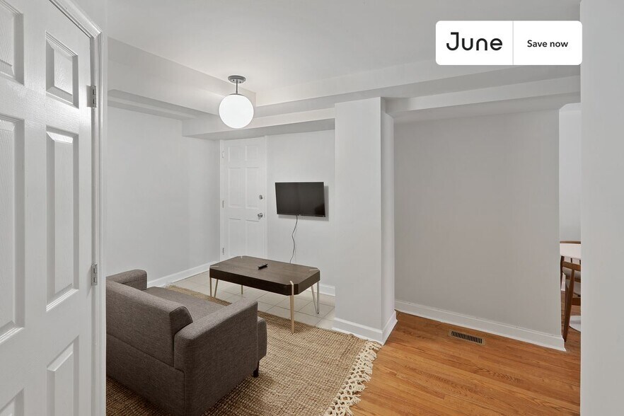 Building Photo - 1334 Newton St NE