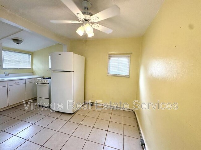 Building Photo - 309 W Comanche Ave