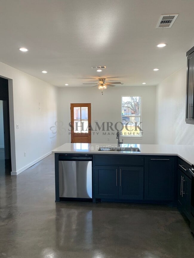 Building Photo - 113 N Van Buren Ave