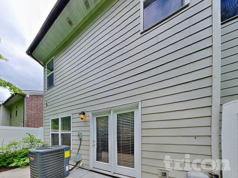 Building Photo - 131 Hickory Station Ln