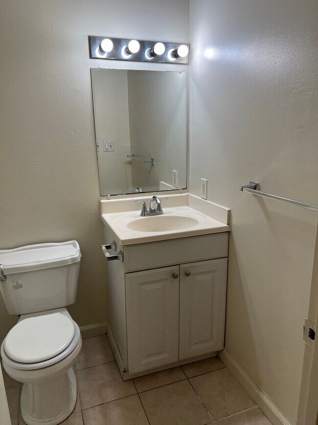 Building Photo - UPDATED 2 BEDROOM CONDO!!