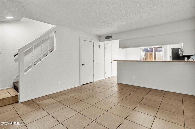 Building Photo - 2437 E Tracy Ln