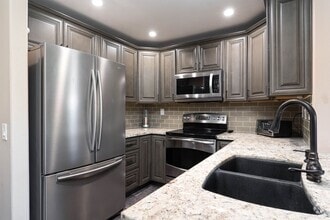 Building Photo - Top Floor Furnished 2 Bedroom Home Near SD...