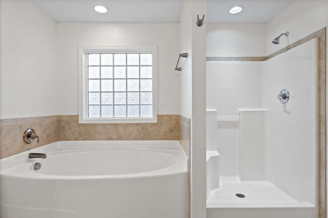 Building Photo - Spacious 4-Bedroom Gem with 2.5 Baths in t...
