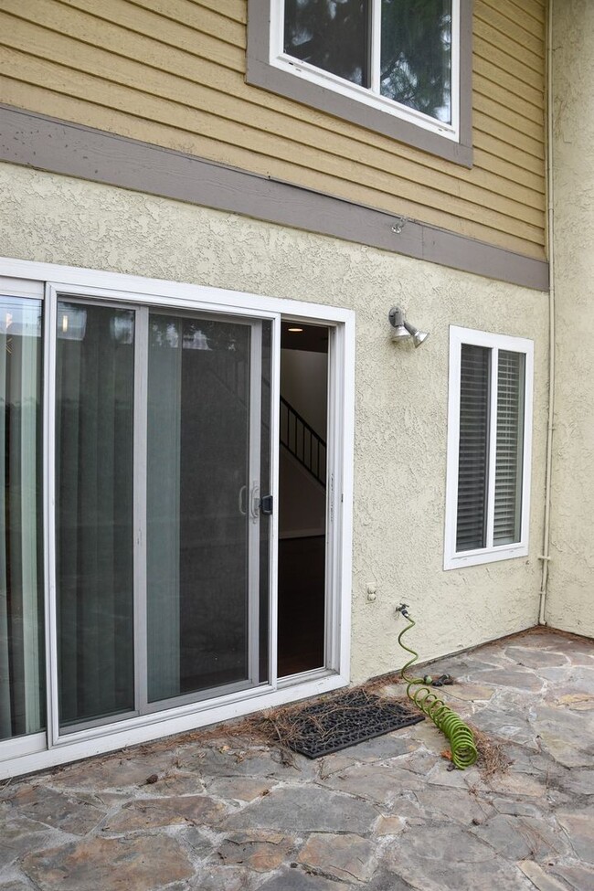 Building Photo - 3 Bedroom 2.5 Bath Hampton Court Condo Nea...