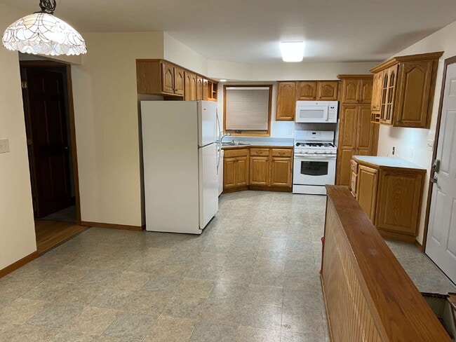 Building Photo - Newly Remodeled 3 Bedroom 1 Bathroom Singl...