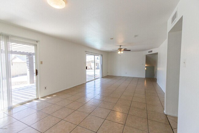 Building Photo - Great Tri-Level home close to ASU