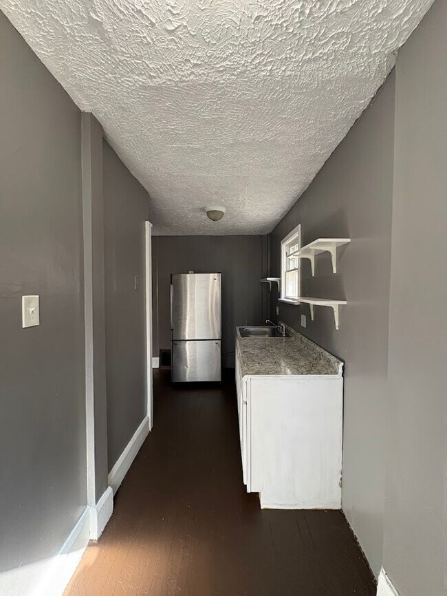 Building Photo - Three bedroom one bathroom home for rent