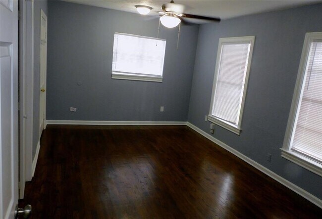 Building Photo - 816 Avenue A