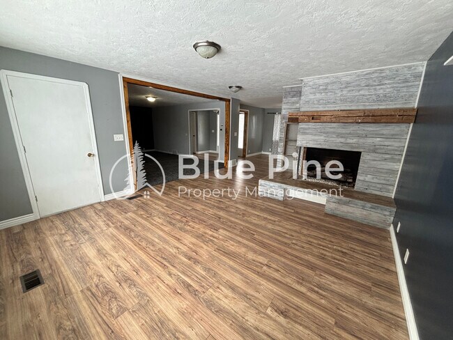 Building Photo - 320 W 1st S