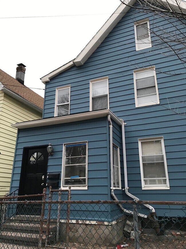 Building Photo - 452 Poplar St