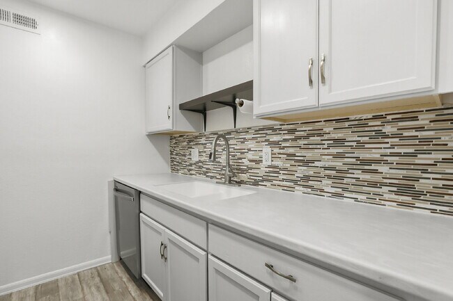 Building Photo - $1,295.95- 1 Bed, 1 Bath Condo in Denver with In Unit Washer/Dryer and Central AC!
