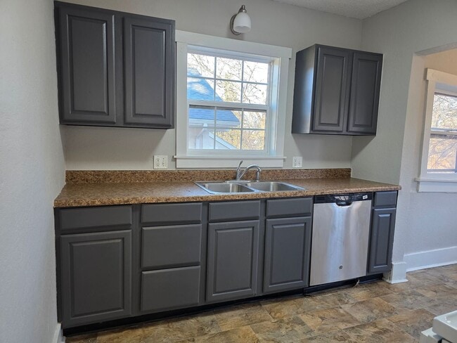 Building Photo - Large 3 Bedroom newly updated house for rent!