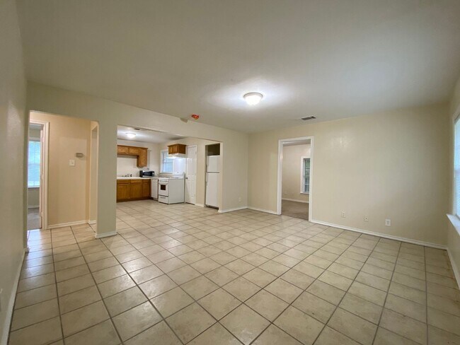 Building Photo - COMING SOON 3 BEDROOM 2 BATH HOME IN TCU AREA