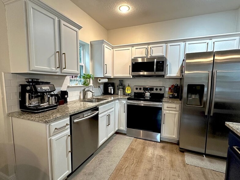 Kitchen - 1736 W Walnut St