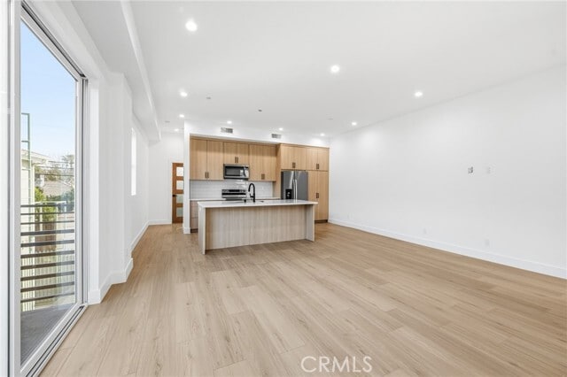 Building Photo - 6556 Balboa Blvd