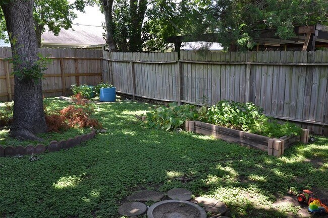 Building Photo - 10530 Permian Dr