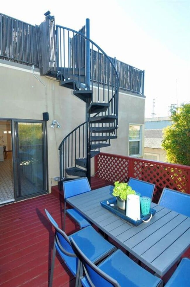 Building Photo - 525 9th Ave