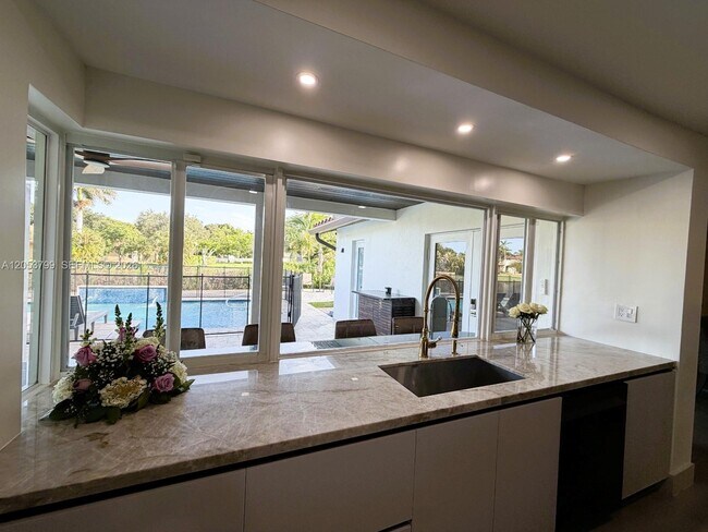 Building Photo - 10950 SW 40 Ct