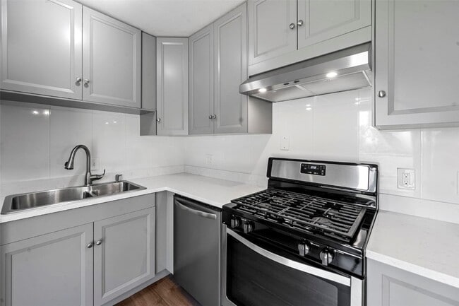 Building Photo - 1121 Dauphine Ln