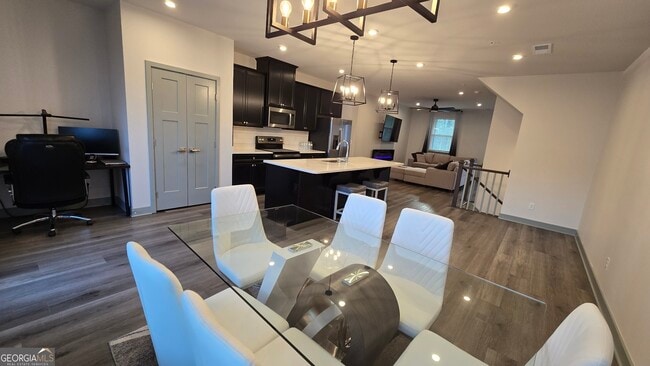 Building Photo - 115 Climbing Ivy Cir