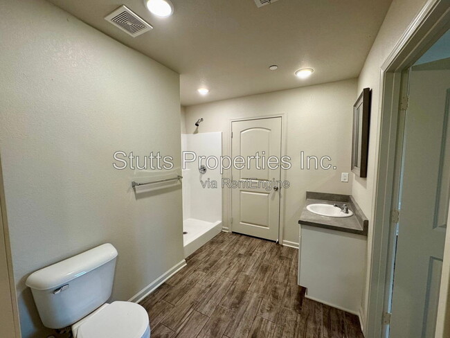 Building Photo - 201 Spindle Ct
