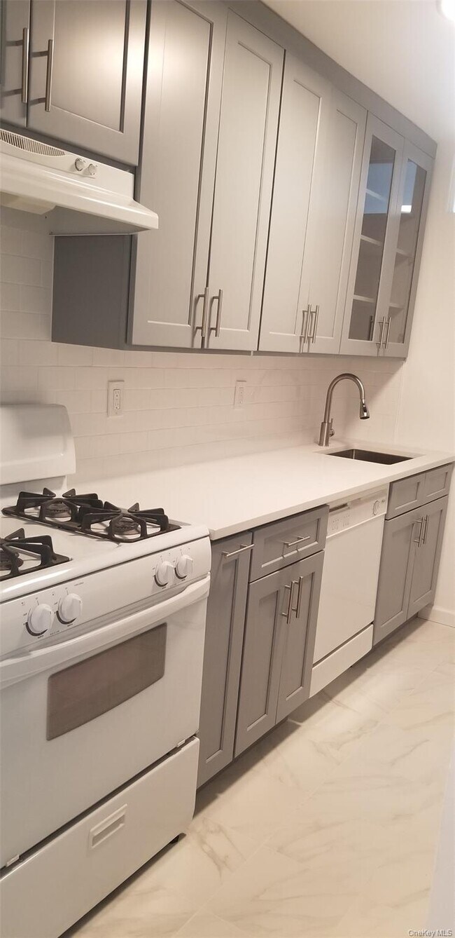 Building Photo - 740 E Broadway