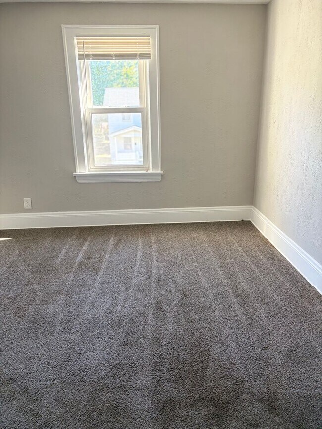 Building Photo - 3 Bedroom Single Family