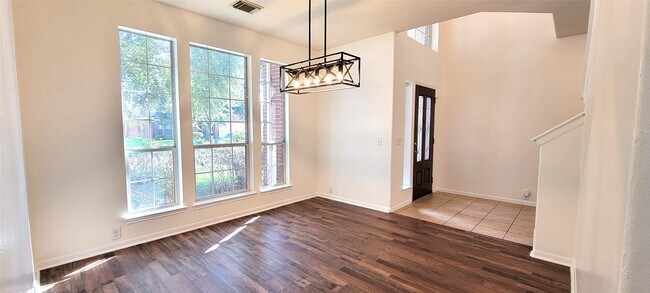 Building Photo - 8801 Sun Haven Ln