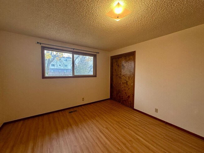 Building Photo - r1078