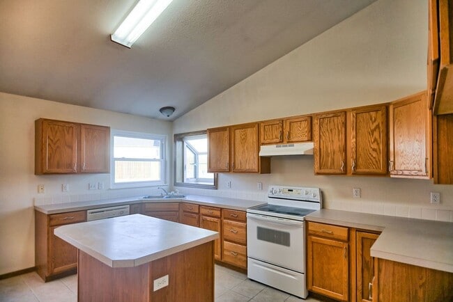 Building Photo - Charming 3 Bedroom Across from Playground & Large Fenced Yard