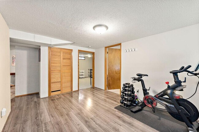 Building Photo - Spacious 4 Bed Lakewood Home w/ 2 Kitchens...