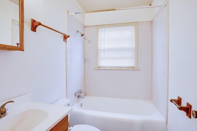 Building Photo - 2604 2nd Pl