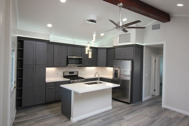 Building Photo - Modern stand alone 2 bedroom home, back gate close - No Pets!