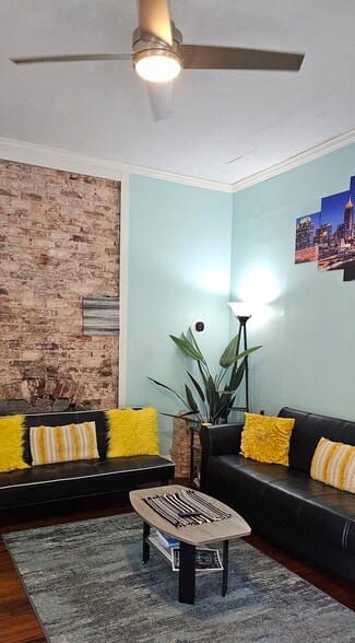 Sofa beds convert to beds in the living room! Home sleeps 6 - 607 Gaskill St SE