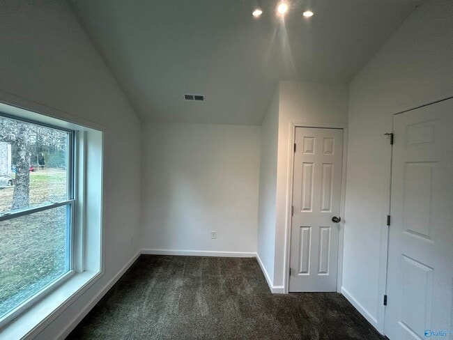 Building Photo - 614 Maple Rd