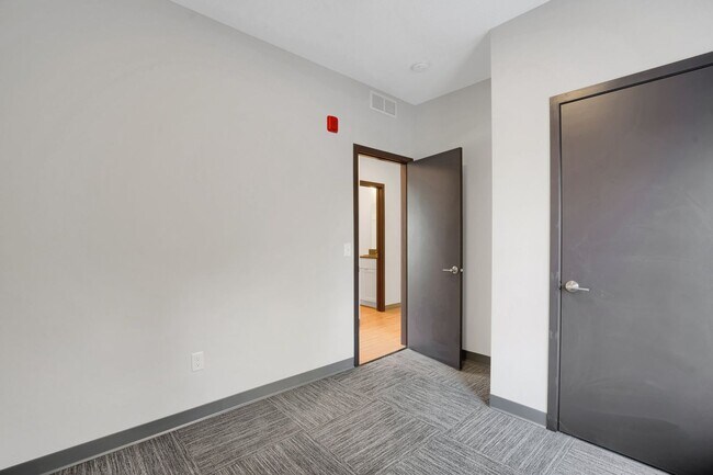 Building Photo - Spacious Brand New 8 Bed + 4 Bath near U of M!