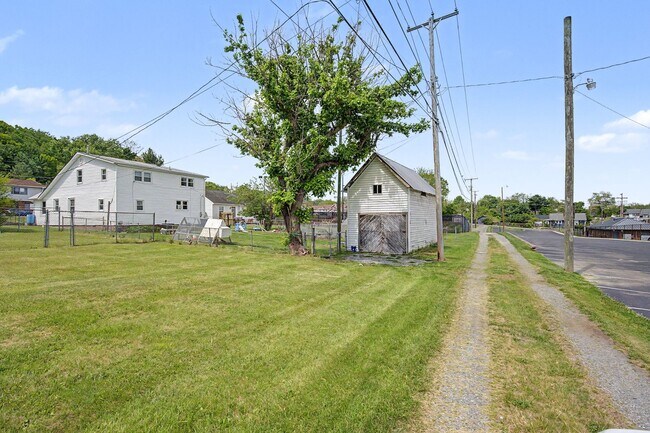 Building Photo - Spacious 5-Bedroom Home Near Radford University