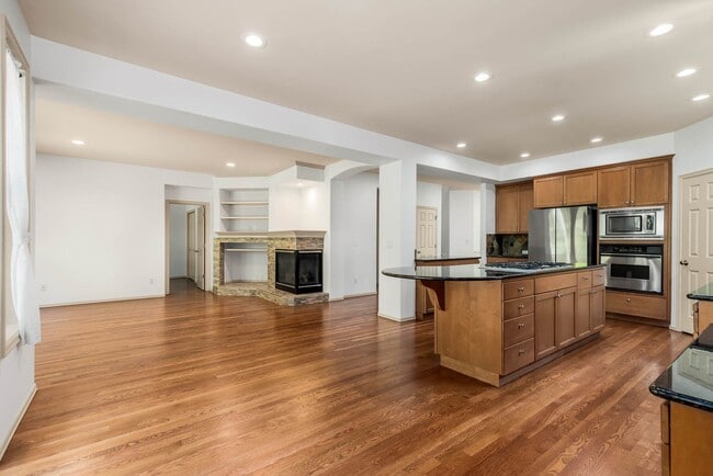 Building Photo - Elegant Redmond Retreat | 4 Bed + 2 Offices | Prime Cul-de-Sac Location