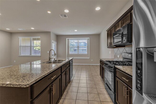Building Photo - 2880 Donnell Dr