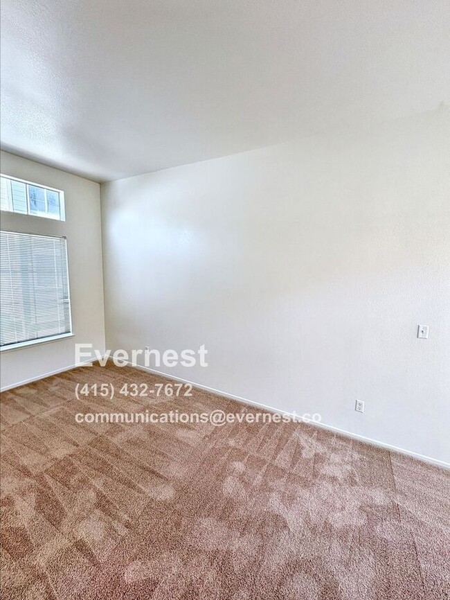 Building Photo - Lovely 2-Bedroom Townhome: Comfort and Con...