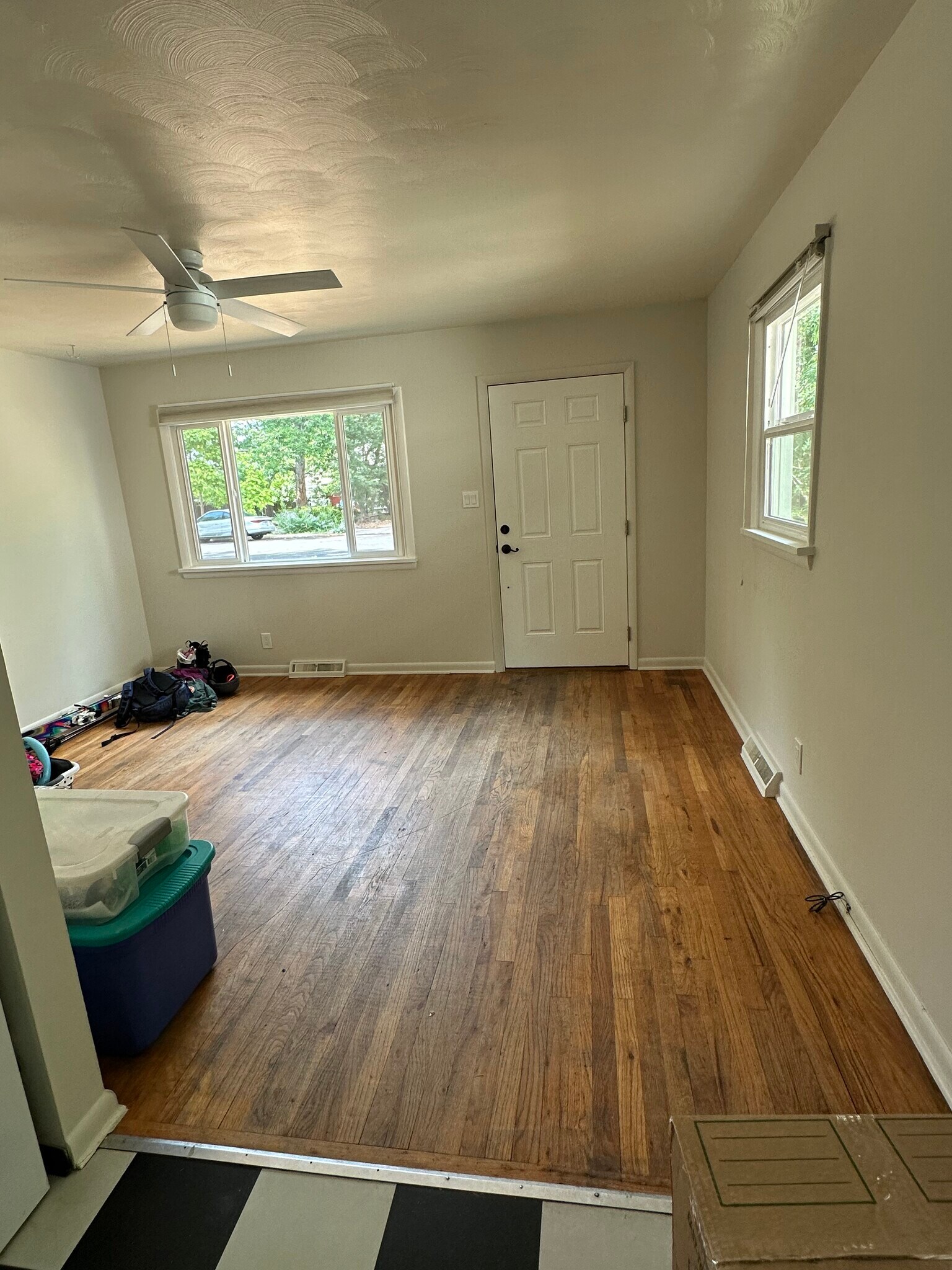 looking toward LR from kitchen - 2118 Grove Cir