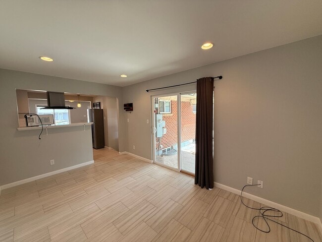 Building Photo - Spacious Twin Lakes Gem!!!