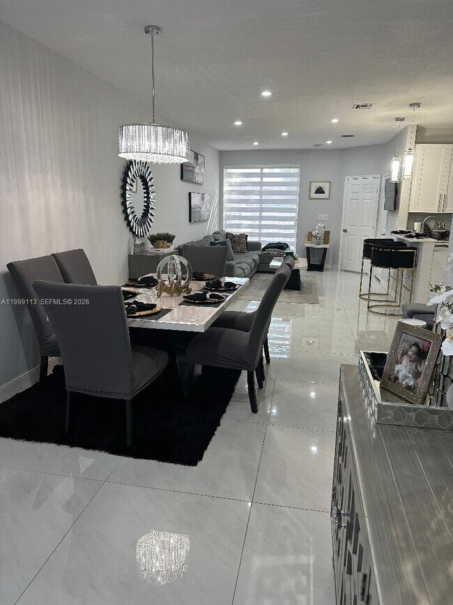 Building Photo - 7690 S Southwood Cir