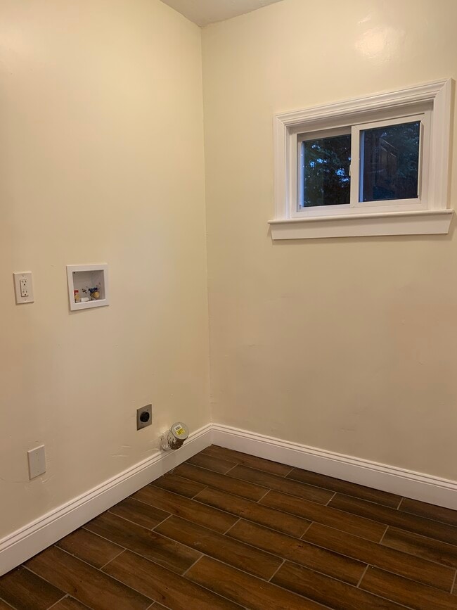 washer/dryer hook up - 19 Carmen St