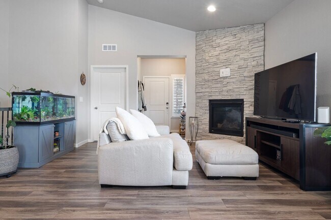 Building Photo - Gorgeous 5 Bed 3 Bath Home in North Loveland!