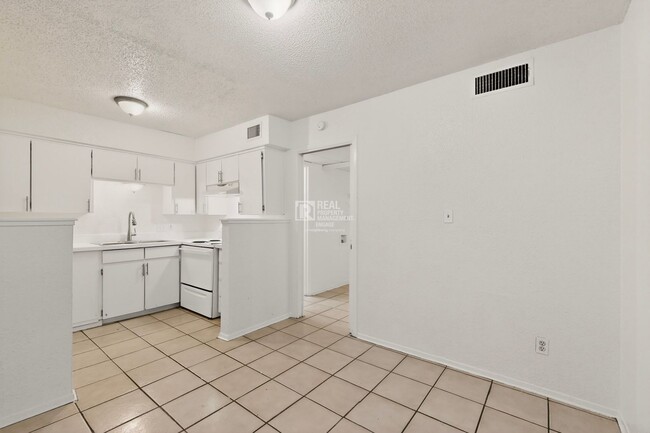 Building Photo - 6808 Trail Lake Dr