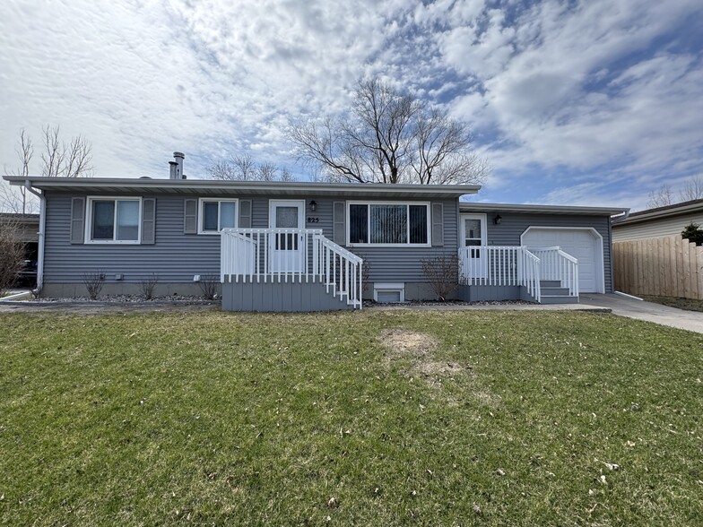 Front view - 825 11th Ave W